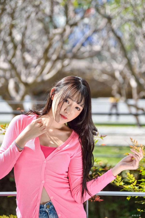    台湾正妹比比清新街拍写真，粉色开衫搭配牛仔短裤，展现青春活力与修长美腿，都市户外时尚佳作第36张图片