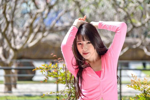    台湾正妹比比清新街拍写真，粉色开衫搭配牛仔短裤，展现青春活力与修长美腿，都市户外时尚佳作第39张图片