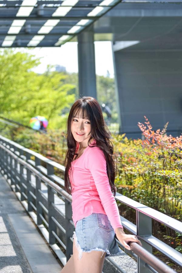    台湾正妹比比清新街拍写真，粉色开衫搭配牛仔短裤，展现青春活力与修长美腿，都市户外时尚佳作第45张图片