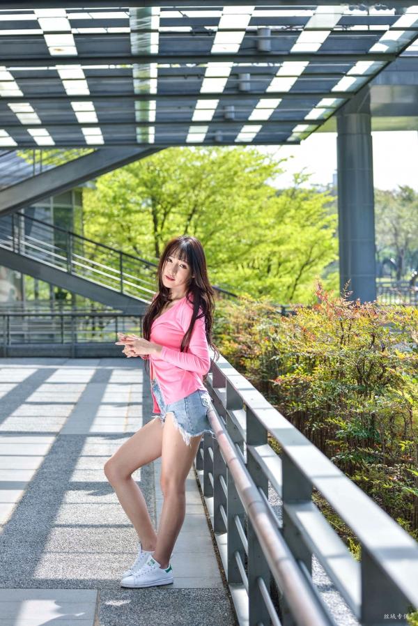    台湾正妹比比清新街拍写真，粉色开衫搭配牛仔短裤，展现青春活力与修长美腿，都市户外时尚佳作第51张图片