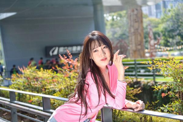    台湾正妹比比清新街拍写真，粉色开衫搭配牛仔短裤，展现青春活力与修长美腿，都市户外时尚佳作第52张图片