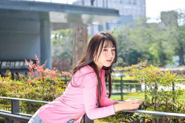    台湾正妹比比清新街拍写真，粉色开衫搭配牛仔短裤，展现青春活力与修长美腿，都市户外时尚佳作第53张图片