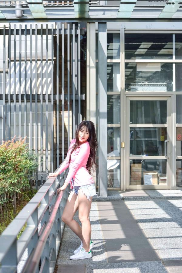    台湾正妹比比清新街拍写真，粉色开衫搭配牛仔短裤，展现青春活力与修长美腿，都市户外时尚佳作第56张图片