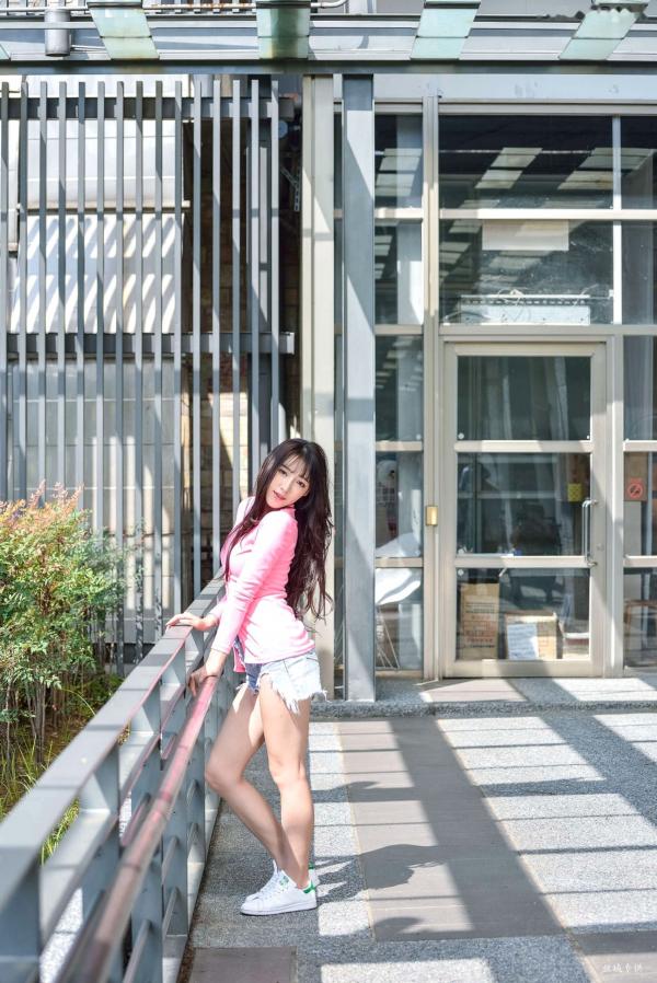   台湾正妹比比清新街拍写真，粉色开衫搭配牛仔短裤，展现青春活力与修长美腿，都市户外时尚佳作第57张图片