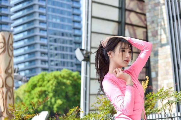    台湾正妹比比清新街拍写真，粉色开衫搭配牛仔短裤，展现青春活力与修长美腿，都市户外时尚佳作第63张图片
