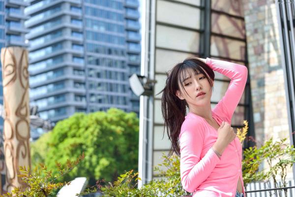    台湾正妹比比清新街拍写真，粉色开衫搭配牛仔短裤，展现青春活力与修长美腿，都市户外时尚佳作第64张图片