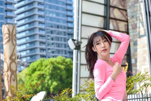    台湾正妹比比清新街拍写真，粉色开衫搭配牛仔短裤，展现青春活力与修长美腿，都市户外时尚佳作第65张图片