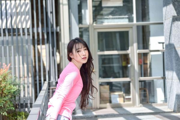    台湾正妹比比清新街拍写真，粉色开衫搭配牛仔短裤，展现青春活力与修长美腿，都市户外时尚佳作第70张图片