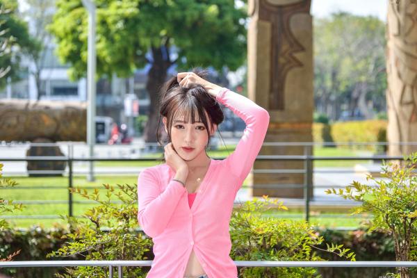    台湾正妹比比清新街拍写真，粉色开衫搭配牛仔短裤，展现青春活力与修长美腿，都市户外时尚佳作第73张图片