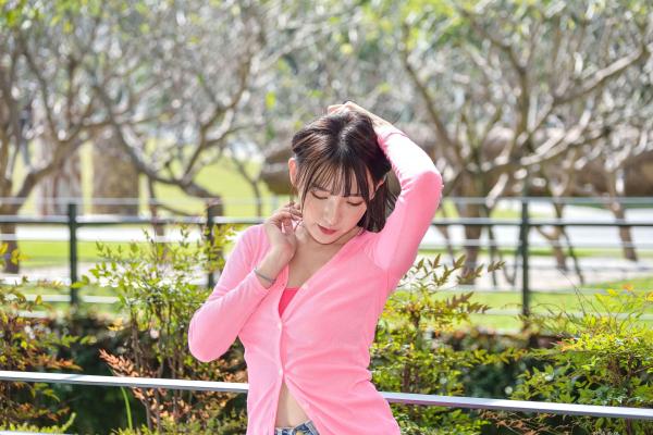    台湾正妹比比清新街拍写真，粉色开衫搭配牛仔短裤，展现青春活力与修长美腿，都市户外时尚佳作第74张图片