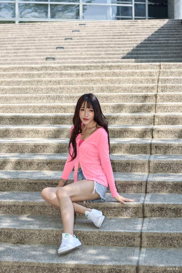    台湾正妹比比清新街拍写真，粉色开衫搭配牛仔短裤，展现青春活力与修长美腿，都市户外时尚佳作第80张图片