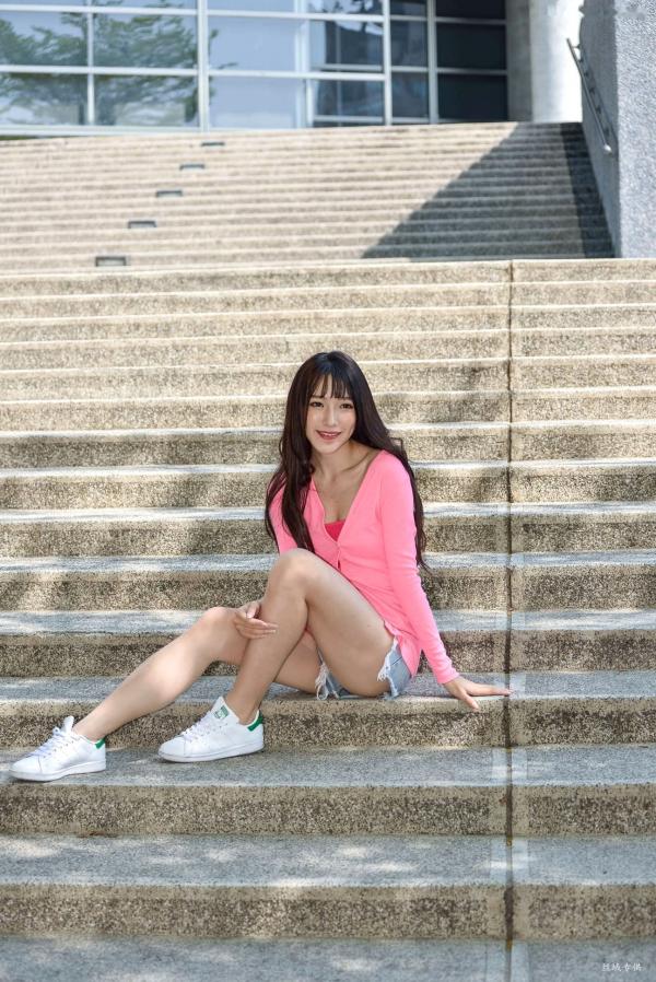    台湾正妹比比清新街拍写真，粉色开衫搭配牛仔短裤，展现青春活力与修长美腿，都市户外时尚佳作第81张图片