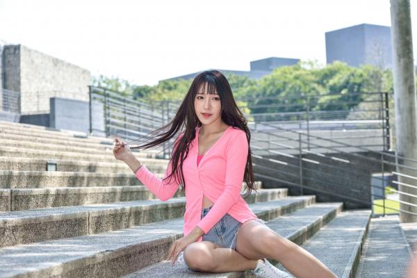    台湾正妹比比清新街拍写真，粉色开衫搭配牛仔短裤，展现青春活力与修长美腿，都市户外时尚佳作第84张图片