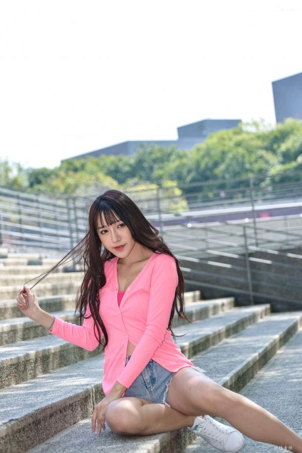    台湾正妹比比清新街拍写真，粉色开衫搭配牛仔短裤，展现青春活力与修长美腿，都市户外时尚佳作第85张图片