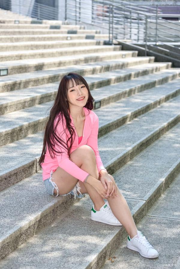    台湾正妹比比清新街拍写真，粉色开衫搭配牛仔短裤，展现青春活力与修长美腿，都市户外时尚佳作第89张图片