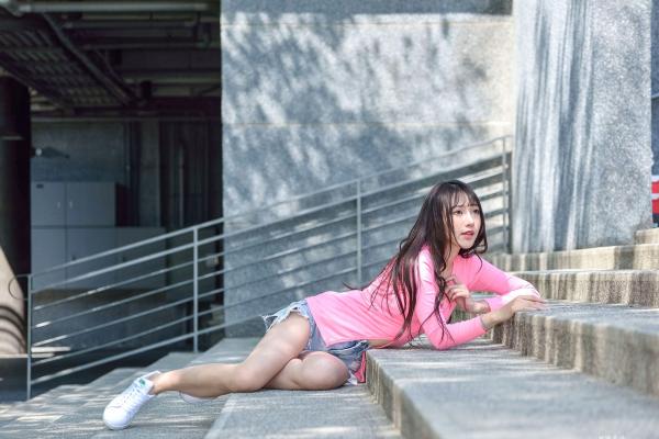    台湾正妹比比清新街拍写真，粉色开衫搭配牛仔短裤，展现青春活力与修长美腿，都市户外时尚佳作第99张图片