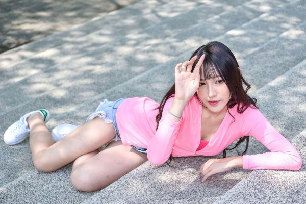    台湾正妹比比清新街拍写真，粉色开衫搭配牛仔短裤，展现青春活力与修长美腿，都市户外时尚佳作第100张图片