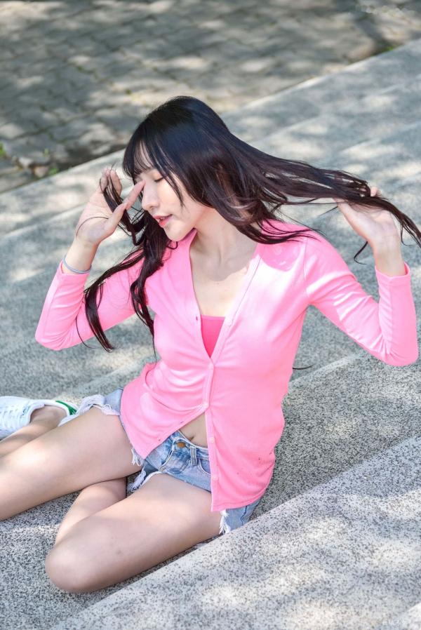    台湾正妹比比清新街拍写真，粉色开衫搭配牛仔短裤，展现青春活力与修长美腿，都市户外时尚佳作第101张图片