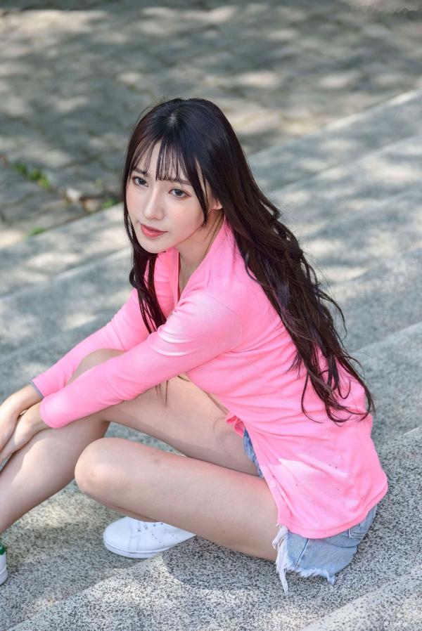    台湾正妹比比清新街拍写真，粉色开衫搭配牛仔短裤，展现青春活力与修长美腿，都市户外时尚佳作第102张图片