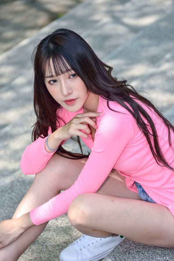   台湾正妹比比清新街拍写真，粉色开衫搭配牛仔短裤，展现青春活力与修长美腿，都市户外时尚佳作第103张图片