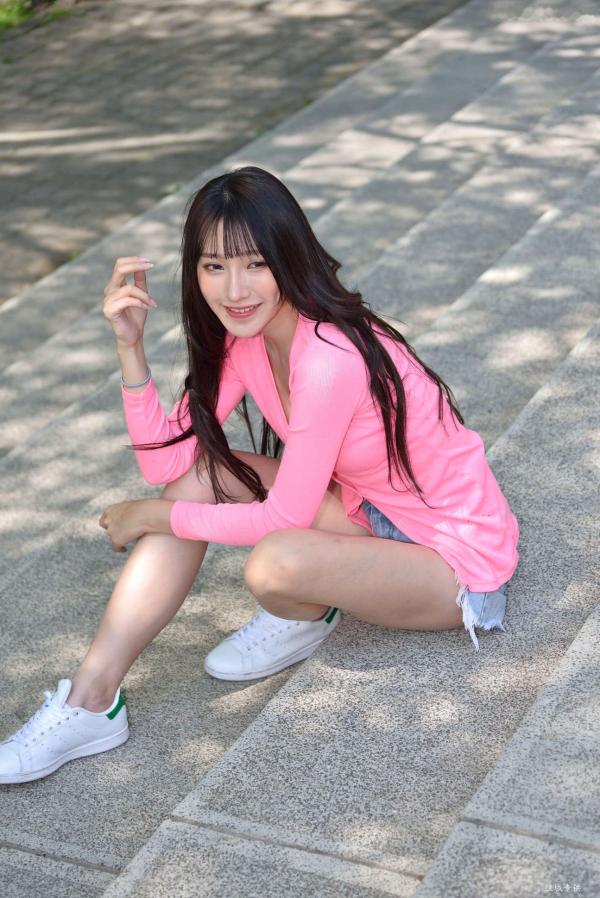    台湾正妹比比清新街拍写真，粉色开衫搭配牛仔短裤，展现青春活力与修长美腿，都市户外时尚佳作第104张图片