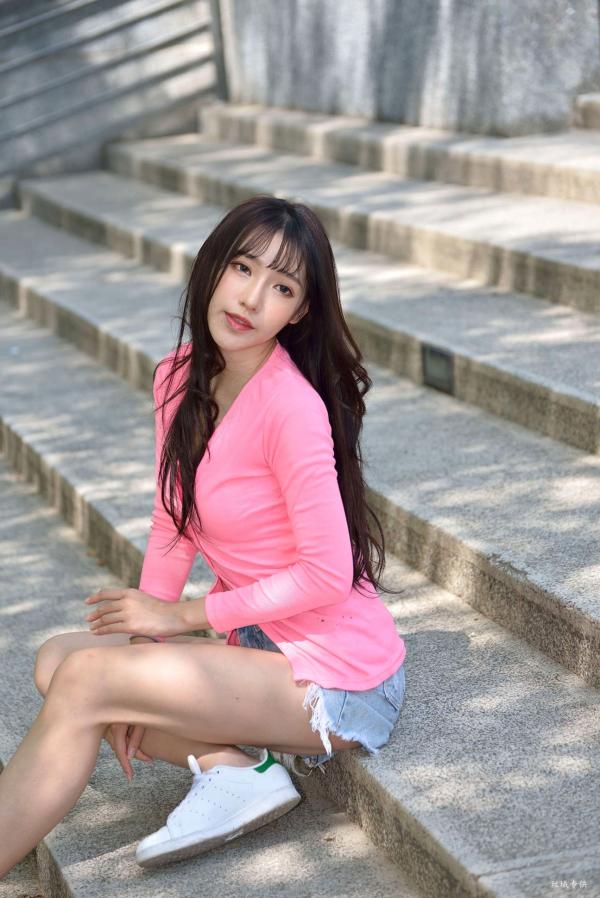    台湾正妹比比清新街拍写真，粉色开衫搭配牛仔短裤，展现青春活力与修长美腿，都市户外时尚佳作第105张图片