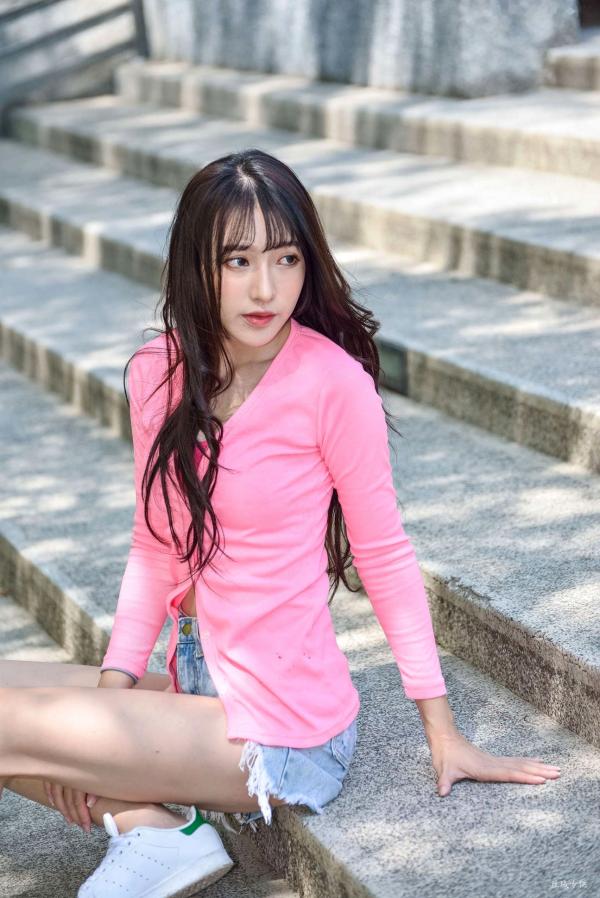   台湾正妹比比清新街拍写真，粉色开衫搭配牛仔短裤，展现青春活力与修长美腿，都市户外时尚佳作第106张图片