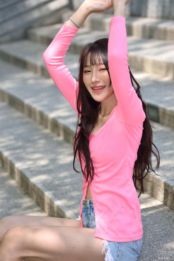    台湾正妹比比清新街拍写真，粉色开衫搭配牛仔短裤，展现青春活力与修长美腿，都市户外时尚佳作第107张图片