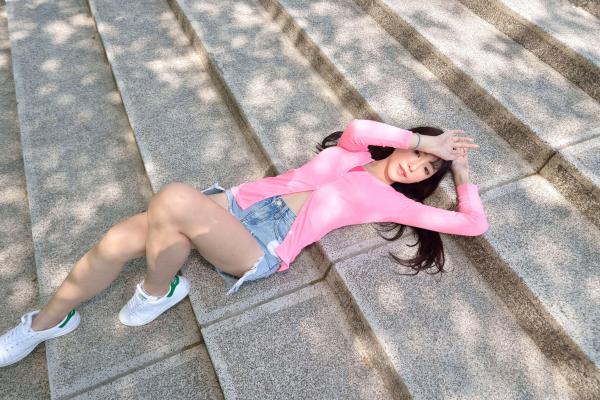    台湾正妹比比清新街拍写真，粉色开衫搭配牛仔短裤，展现青春活力与修长美腿，都市户外时尚佳作第109张图片