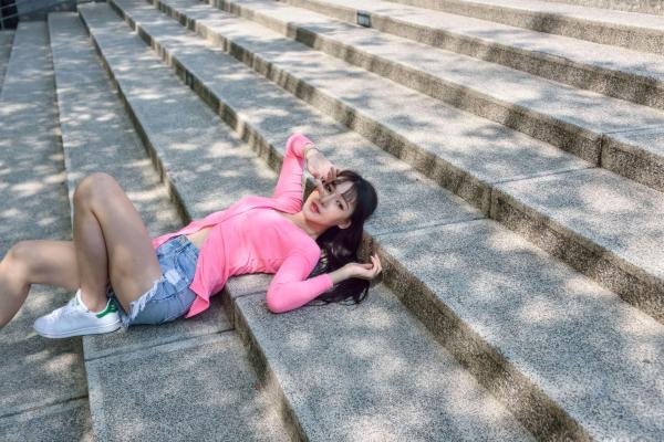    台湾正妹比比清新街拍写真，粉色开衫搭配牛仔短裤，展现青春活力与修长美腿，都市户外时尚佳作第112张图片