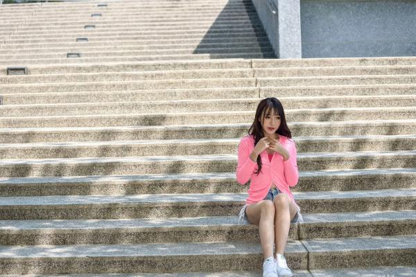    台湾正妹比比清新街拍写真，粉色开衫搭配牛仔短裤，展现青春活力与修长美腿，都市户外时尚佳作第130张图片