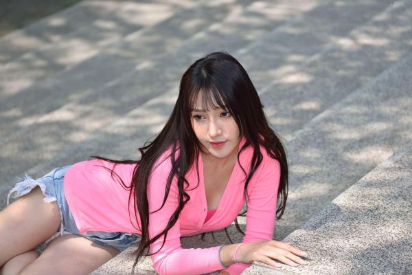    台湾正妹比比清新街拍写真，粉色开衫搭配牛仔短裤，展现青春活力与修长美腿，都市户外时尚佳作第132张图片