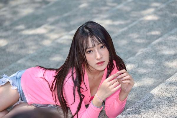    台湾正妹比比清新街拍写真，粉色开衫搭配牛仔短裤，展现青春活力与修长美腿，都市户外时尚佳作第133张图片