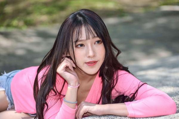    台湾正妹比比清新街拍写真，粉色开衫搭配牛仔短裤，展现青春活力与修长美腿，都市户外时尚佳作第137张图片