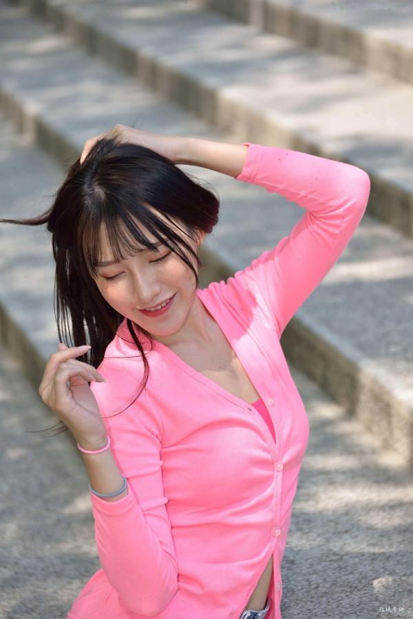    台湾正妹比比清新街拍写真，粉色开衫搭配牛仔短裤，展现青春活力与修长美腿，都市户外时尚佳作第140张图片