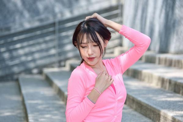    台湾正妹比比清新街拍写真，粉色开衫搭配牛仔短裤，展现青春活力与修长美腿，都市户外时尚佳作第142张图片