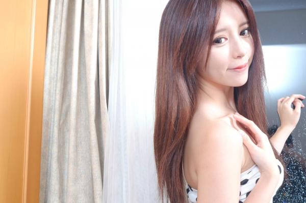    台湾正妹张齐郡JULIE《化妆镜旁的女神》居家私房写真，清新甜美气质自然流露，镜面光影间的温柔少女感美图。第2张图片