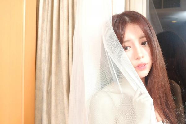    台湾正妹张齐郡JULIE《化妆镜旁的女神》居家私房写真，清新甜美气质自然流露，镜面光影间的温柔少女感美图。第3张图片