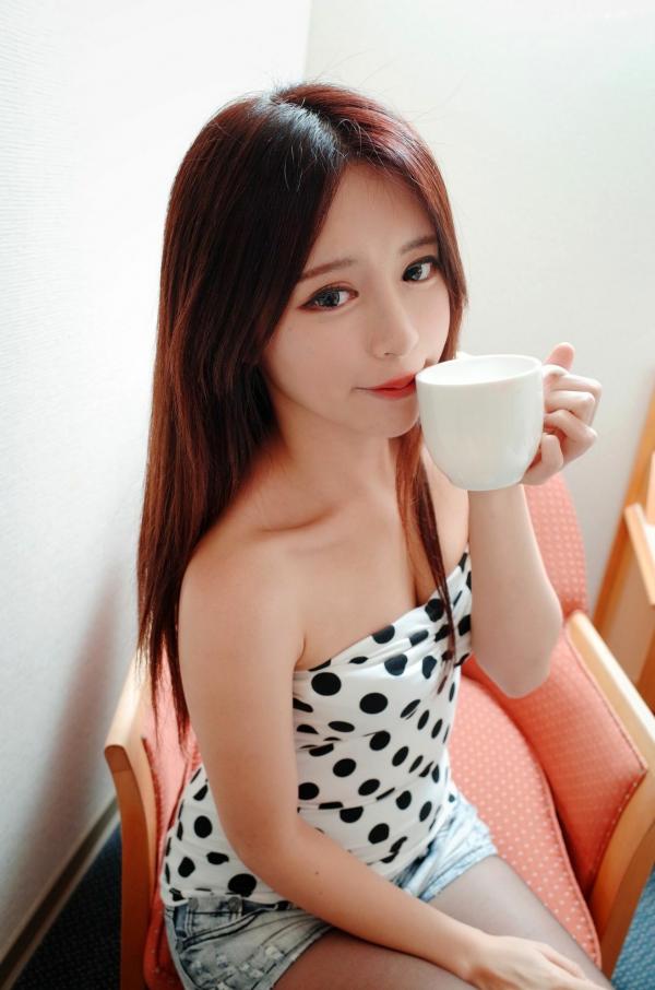    台湾正妹张齐郡JULIE《化妆镜旁的女神》居家私房写真，清新甜美气质自然流露，镜面光影间的温柔少女感美图。第22张图片