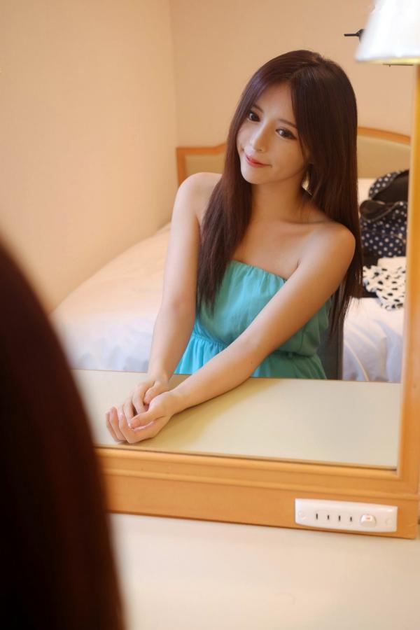    台湾正妹张齐郡JULIE《化妆镜旁的女神》居家私房写真，清新甜美气质自然流露，镜面光影间的温柔少女感美图。第41张图片