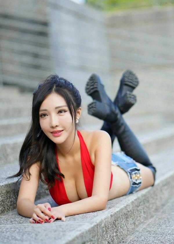    台湾正妹赵芸Syuan《台中美术馆》户外街拍写真：红色露脐装配热裤长靴，尽显火辣性感好身材第2张图片