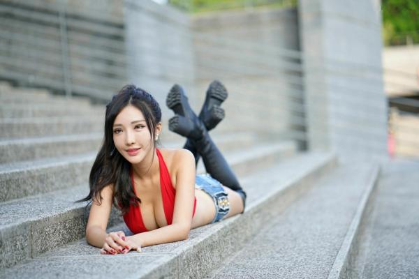    台湾正妹赵芸Syuan《台中美术馆》户外街拍写真：红色露脐装配热裤长靴，尽显火辣性感好身材第16张图片