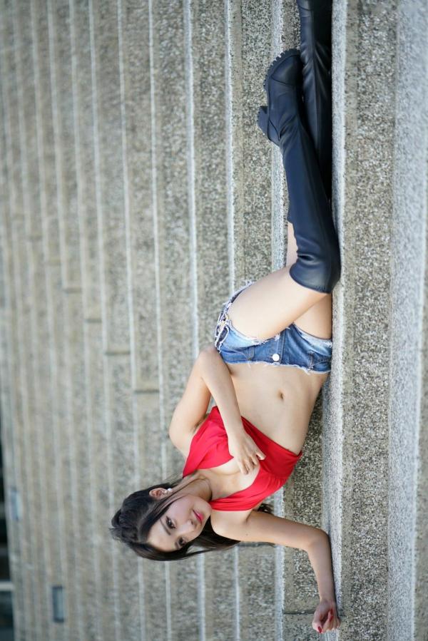    台湾正妹赵芸Syuan《台中美术馆》户外街拍写真：红色露脐装配热裤长靴，尽显火辣性感好身材第21张图片