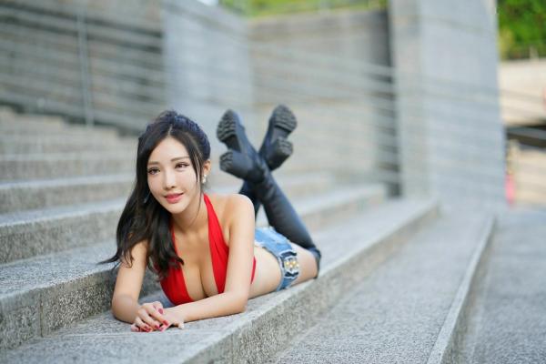    台湾正妹赵芸Syuan《台中美术馆》户外街拍写真：红色露脐装配热裤长靴，尽显火辣性感好身材第53张图片