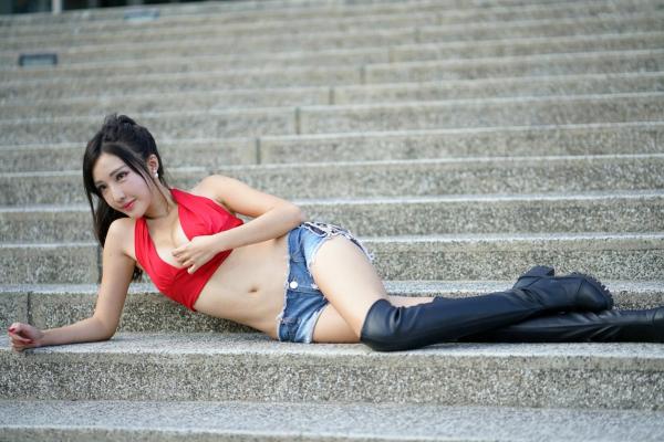    台湾正妹赵芸Syuan《台中美术馆》户外街拍写真：红色露脐装配热裤长靴，尽显火辣性感好身材第61张图片