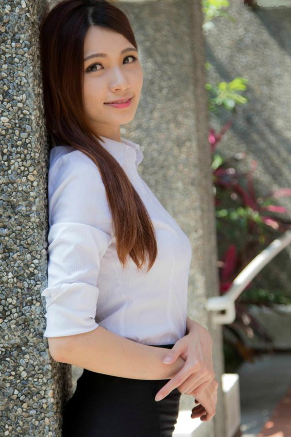    台湾正妹蔡译心Candice台大校园外拍：清纯女教师职业OL制服诱惑写真集[63P]第2张图片
