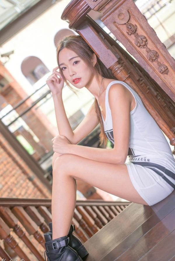    台湾正妹黄上晏Rubis剥皮寮侧拍：白色包臀背心勾勒火辣S曲线，纤细美腿尽显青春诱惑第21张图片