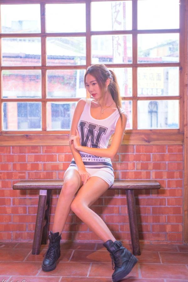    台湾正妹黄上晏Rubis剥皮寮侧拍：白色包臀背心勾勒火辣S曲线，纤细美腿尽显青春诱惑第35张图片