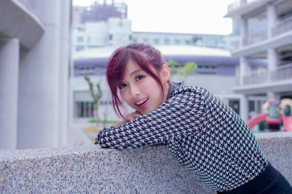    台湾正妹廖挺伶Kila晶晶街拍写真：黑白千鸟格上衣短裙长靴，尽显甜美优雅气质第2张图片