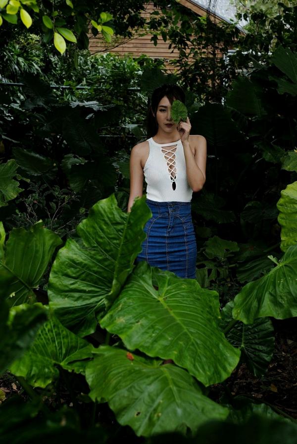    台湾正妹Miso夏晴清新牛仔街拍高清写真，修身热裤秀出修长美腿，气质迷人，青春活力十足！第18张图片